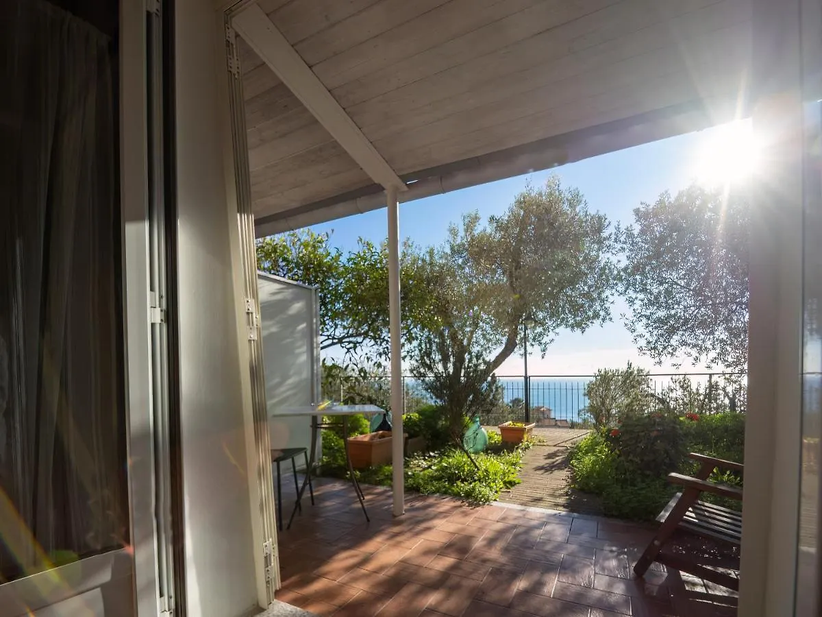 Bed and Breakfast Tra Gli Ulivi Pietra Ligure 0*,  Italia