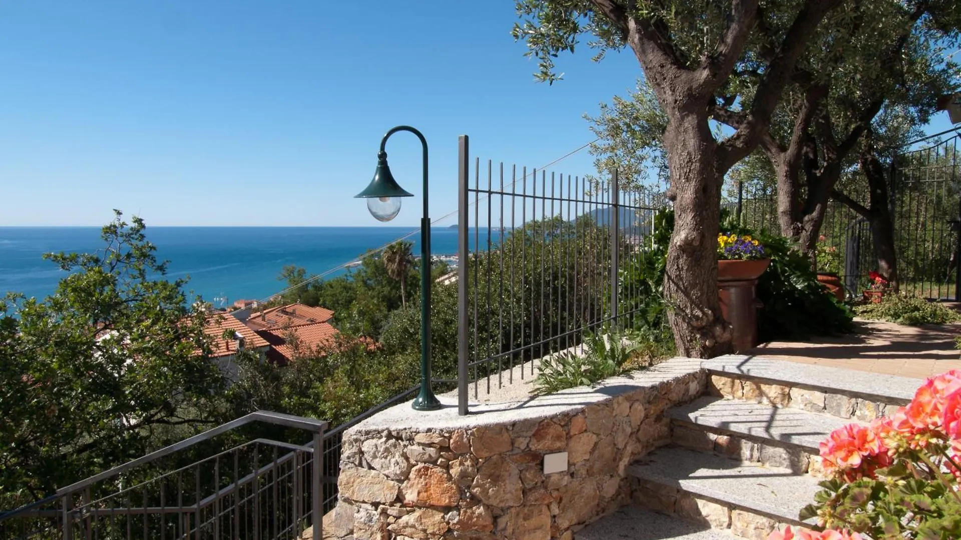 Bed and Breakfast Tra Gli Ulivi Pietra Ligure 0*,  Italia